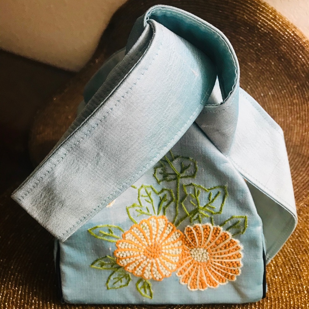 🆕 Hand Embroidered Ice Blue Silk Box Purse 💙